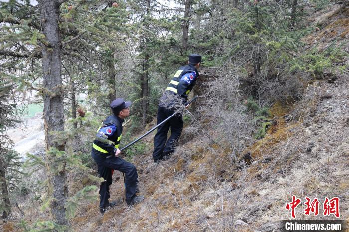 西藏山南边境管理支队开展边境地区森林防火排查